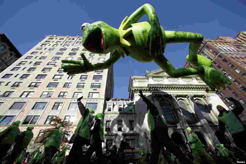 O bal&atilde;o do sapo Kermit est&aacute; pronto para o desfile em Nova Iorque