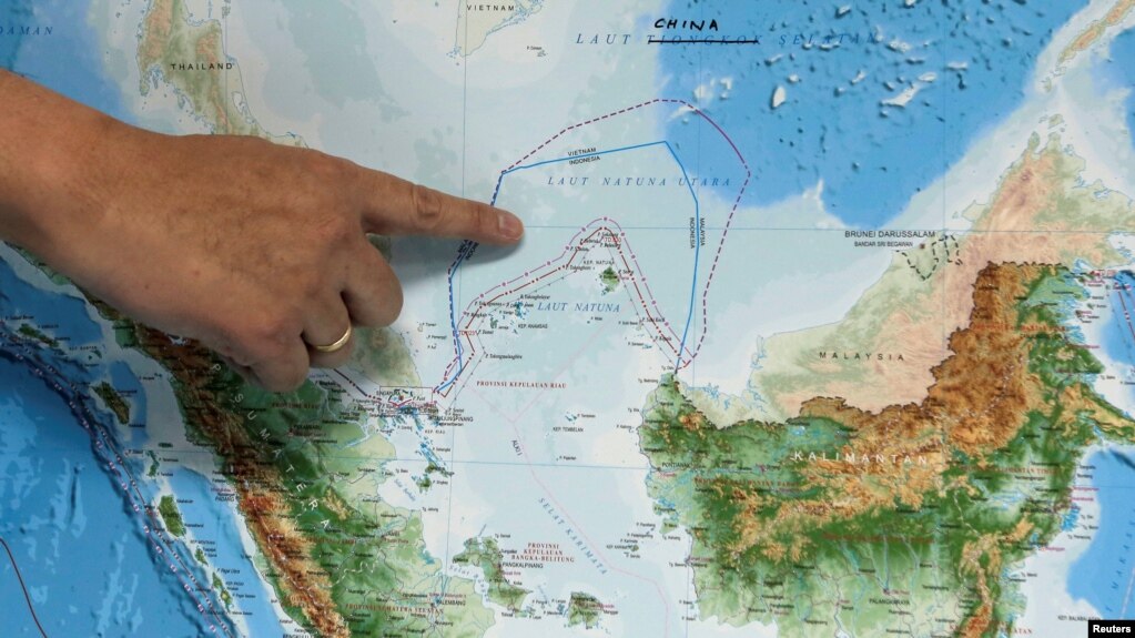 FILE - Indonesia's Deputy Minister for Maritime Affairs Arif Havas Oegroseno points at the location of North Natuna Sea on a new map of Indonesia during talks with reporters in Jakarta, Indonesia, July 14, 2017. REUTERS/Beawiharta/File Photo