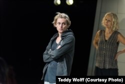 A therapist (Barbara Marten, right) tries to reason with Emma (Denise Gough), an alcoholic and addict who has come to rehab in People, Places & Things.