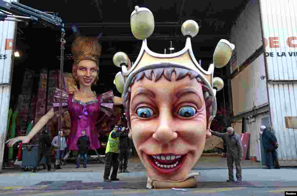កម្មករទប់ក្បាលតុក្តតានៃ King Of Carnival នៅអំឡុងពេលរៀបចំសម្រាប់ការដង្ហែក្បួនកានីវ៉ាល់នៅក្រុង Nice ប្រទេសបារាំង។