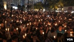 香港支聯會六四30周年維園燭光集會現場，參與者點起燭光。（美國之音湯惠芸攝）