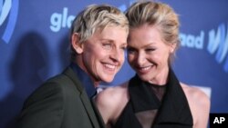 Ellen DeGeneres, kiri, dan Portia de Rossi saat tiba di ajang penghargaan GLAAD Media Awards bagi LGBT pekerja media di Beverly Hilton Hotel, Maret lalu.