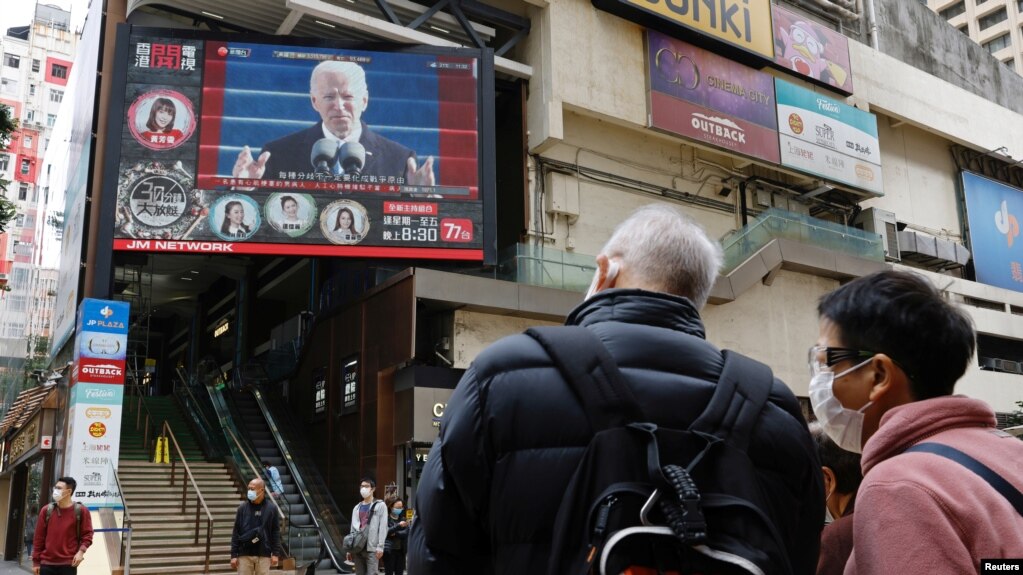 Người dân Hong Kong xem Tổng thống Mỹ Joe Biden phát biểu trên TV, 21/1/2021.