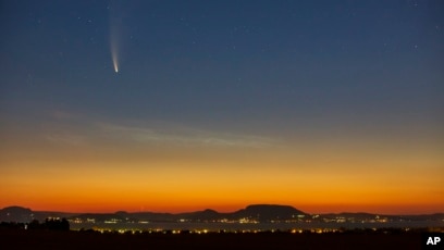 comet passes earth