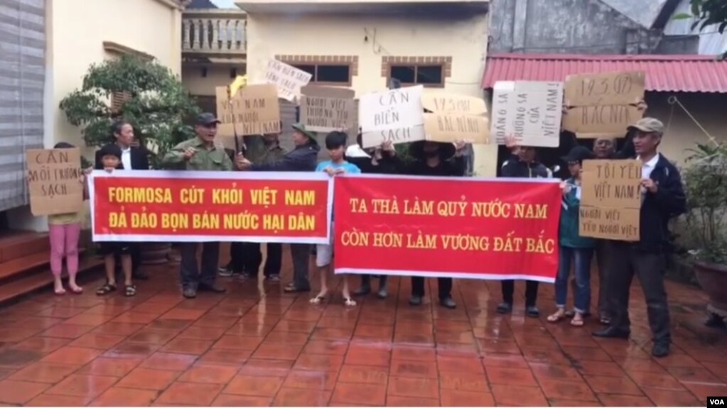 Một số dân oan tập trung tại nhà một người dân hôm 19/3 để ủng hộ lời kêu gọi biểu tình phản đối Formosa và chống hiểm hoạ Trung Quốc của LM Nguyễn Văn Lý. Hình minh họa.