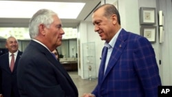 Menteri Luar Negeri AS Rex Tillerson (kiri) bertemu dengan Presiden Turki Recep Erdogan di Istanbul hari Senin (10/7). 