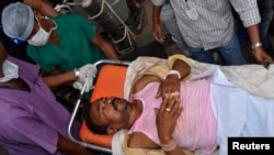 A member of election duty staff who is injured after a bomb blast, is taken to a hospital at Raipur in the eastern Indian state of Chhattisgarh, Apr. 12, 2014. 