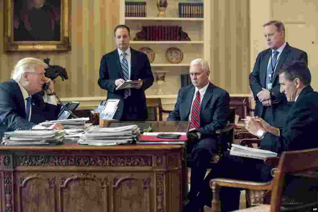 В субботу 28 января Дональд Трамп провел телефонные переговоры с Владимиром Путиным впервые после своего вступления в должность президента США. Разговор длился около часа. Два лидера обсудили вопросы многостороннего сотрудничества в борьбе с «Исламским государством», а также сотрудничества в целях обеспечения мира и стабильности в различных регионах, включая Сирию. 