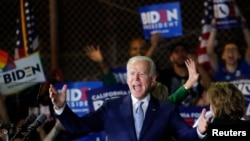 Le candidat démocrate à la présidence des États-Unis et ancien vice-président Joe Biden, lors de son rassemblement du Super Mardi soir à Los Angeles, Californie, États-Unis, le 3 mars 2020. (REUTERS/Mike Blake)