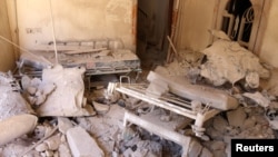 Bagian dari ruangan rumah sakit di Aleppo, Suriah hancur akibat serangan bom Sabtu (1/10). 