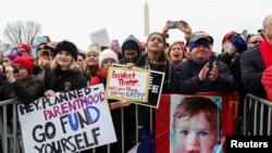 Protivnici abortusa slušaju govor predsednika SAD Donalda Trampa u Vašingtonu, tokom Marša za život (Foto: Reuters/Leah Mills)
