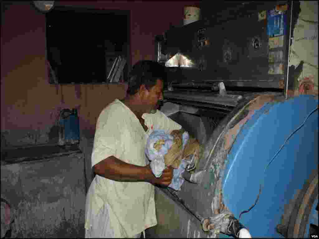 ہاتھوں سے کپڑے دھونے سمیت مشینوں میں بھی کپڑے دھونے کا انتظام موجود ہے۔