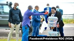 Joseph Kabila, l'ancien président de la RDC, se nettoyant les mains à l'un des points de lavage installés à Kinshasa, pour contrer le coronavirus, le 21 avril 2020. (Facebook / Présidence de la RDC)