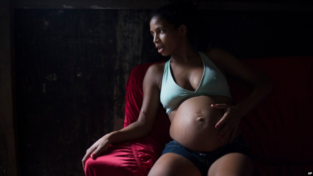 Tainara Lourenco, 21 ans, chômeuse et enceinte de cinq mois, vit dans un bidonville, épicentre de la de l'épidemie du virus Zika, dans l'état de Pernambuco, Brésil, 29 janvier 2016.