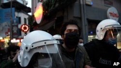 Polisi Turki menangkap seorang mahasiswa dalam aksi unjuk rasa yang berakhir dengan bentrokan di Universitas Bogazici , Istanbul, 2 Februari 2021. (AP Photo/Omer Kuscu)