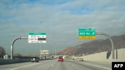 Một xa lộ ở Utah có đường HOT bên trái dành cho những người lái xe một mình chạy với tốc độ cao