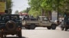 Des véhicules de la gendarmerie burkinabè bloquent une rue à Ouagadougou le 2 mars 2018,.