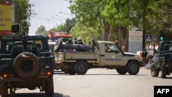 Des véhicules de la gendarmerie burkinabè bloquent une rue à Ouagadougou le 2 mars 2018,.