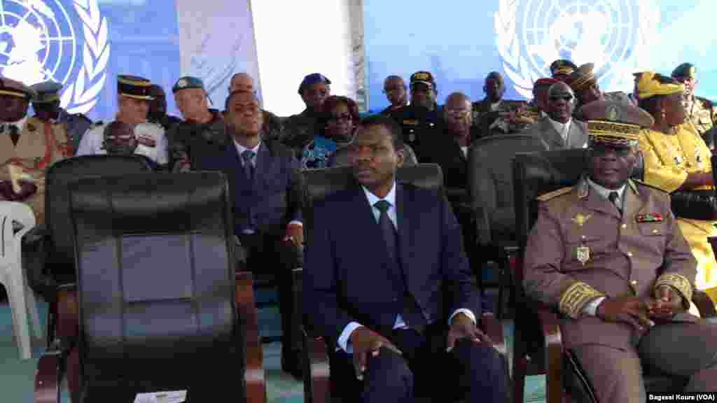 Le Premier ministre centrafricain Mahamat Kamoun et le ministre camerounais de la Défense Edgard Alain Mebe Ngo'o sont présents.
