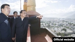 中国总理李克强在西藏自治区视察时登上布达拉宫。(2018年7月)