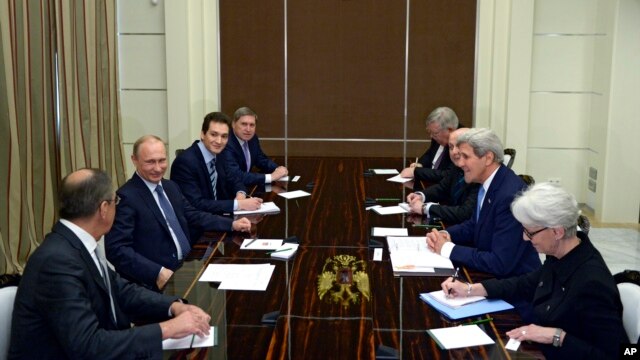 El secretario Kerry, segundo derecha, se reunió con el presidente de Rusia, Vladimir Putin antes de viajar a Turquía para encontrarse con ministros de los países miembros de la OTAN.