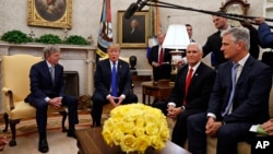 资料照：右起第一人为美国新任白宫国安顾问奥布莱恩。2019年3月6日美国总统特朗普（左二）在白宫会晤被也门当作人质的丹尼·伯奇。美国副总统彭斯（右二）和当时的美国人质谈判代表奥布莱恩在座。