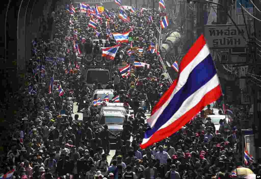 Anti-government protesters with national flags gather for a rally in Bangkok, Jan. 30, 2014.