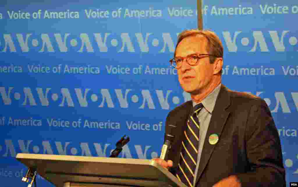 David Ensor, VOA Director, honors VOA Swahili service’s distinguished history.