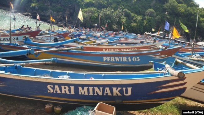 Kapal ikan kecil milik nelayan berderet di Pantai Ngrenehan, Yogyakarta.foto Nurhadi