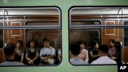 지난달 1일 북한 평양 지하철에 주민들이 타고 있다.
