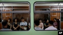 지난 2014년 북한 평양 지하철에 주민들이 타고 있다. (자료사진)