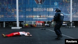 Un policier français s'entraîne pour gérer les situations de terrorisme à l'extérieur du Grand Stade, peu avant l'Euro 2016 à Decines, près de Lyon, le 30 mai 2016.