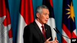 Singapore's Prime Minister Lee Hsien Loong speaks during a press conference to mark the end of the 32nd ASEAN Summit, April 28, 2018, in Singapore. 