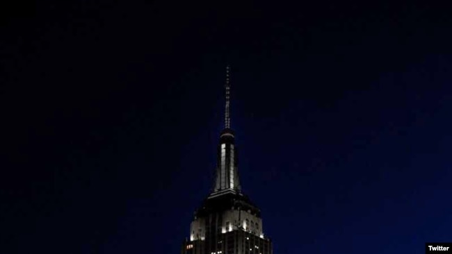 El edificio Empire State en Nueva York, disminuyó sus luces en honor de la Hora de la Tierra, el sábado 30 de marzo de 2019, para llamar la atención hacia el cambio climático. Foto: Empire State Building Twitter .