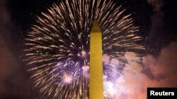 نیشنل مانومنٹ واشنگٹن پر آتش بازی کے شاندار مظاہرے کا لاکھوں لوگوں نے نظارہ کیا۔ 4 جولائی 2021