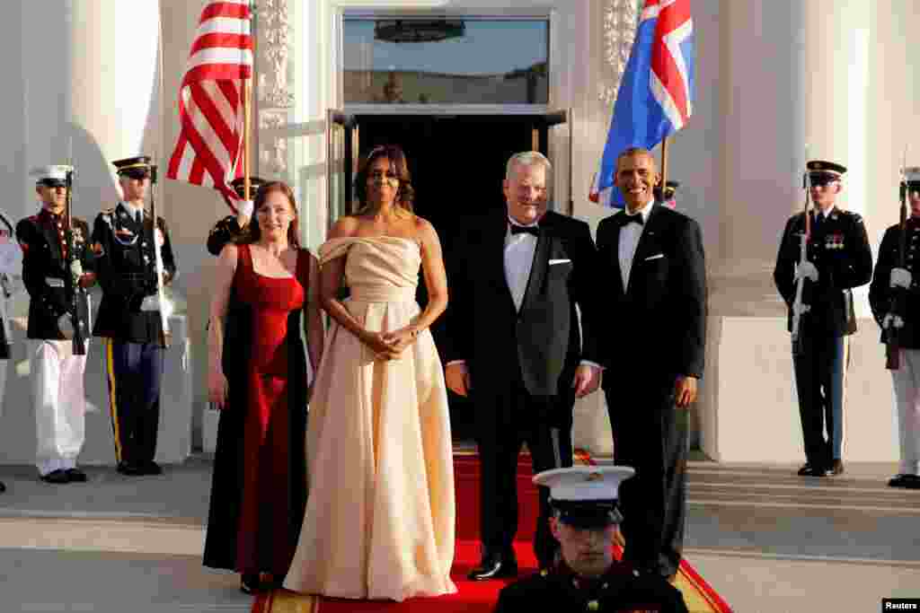 اوباما و همسرش از نخست وزیر جمهوری ایسلند استقبال می کنند.