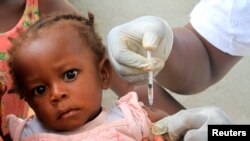 Une enfant en train de faire vacciner à Abidjan, le 9 mars 2011.