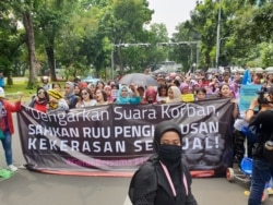 Ilustrasi desakan penghapusan kekerasan seksual terhadap perempuan. (Foto: VOA/Sasmito Madrim)