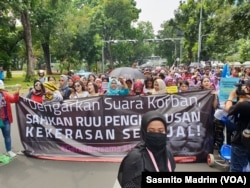 Ilustrasi desakan penghapusan kekerasan seksual terhadap perempuan. (Foto: VOA/Sasmito Madrim)