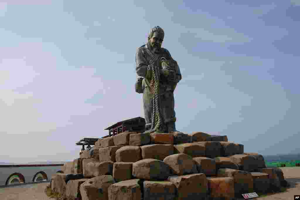 澎湖跨海大桥附近的老渔翁雕像，象征着勤劳善良的澎湖人民和古朴民风