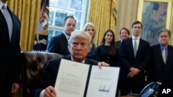 美国总统川普在白宫签署的第一份行政令