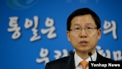 김의도 한국 통일부 대변인이 26일 정부서울청사에서 이산가족상봉 결과 등을 브리핑하고 있다.