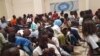 Des jeunes sensibilisés à leurs droits pour mieux se protéger contre certaines tentations et des abus, à Dakar, Sénégal, 15 septembre 2018. (VOA/Seydina Aba Gueye)