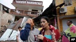 에콰도르 지진 피해지역인 페데르날레스의 주민들이 17일 무너진 집 앞에서 눈물을 흘리고 있다.