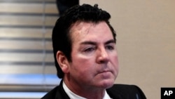 Archivo - John Schnatter, fundador de la cadena de pizzerias 'Papa John's'