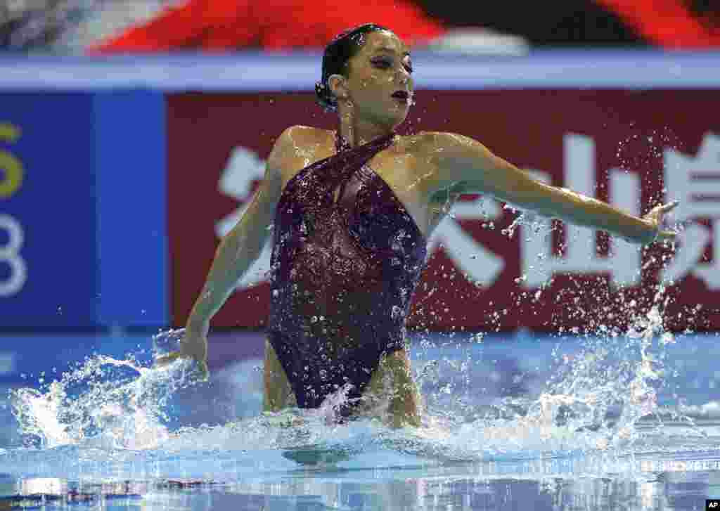 آنیتا آلوارز ورزشکار آمریکایی در حال&nbsp;&laquo;شنای موزون&raquo; در مسابقات شنا و شیرجه جهانی در کره جنوبی.&nbsp;