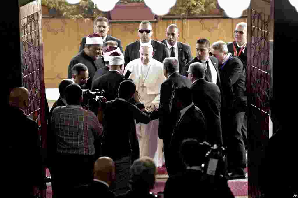 Le pape François salue les officiels à l&rsquo;entrée à la Mosquée d&#39;Al-Azhar, au quartier général d&#39;al-Azhar au Caire, en Egypte, 28 avril 2017.