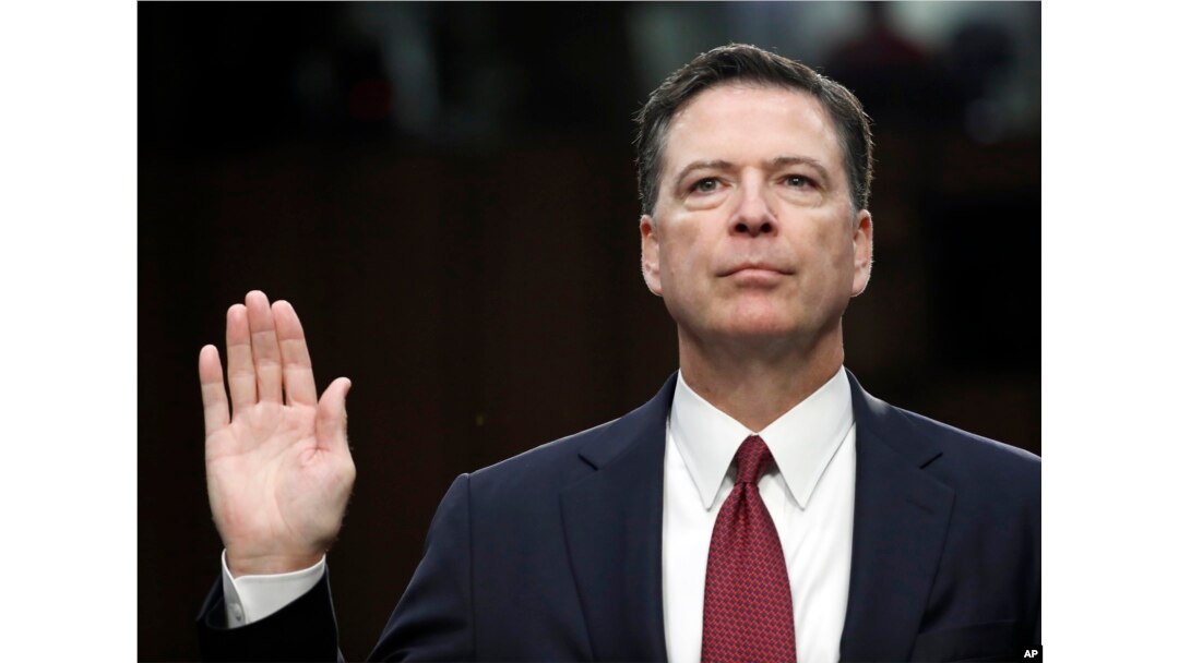 Mantan Direktur FBI James Comey diambil sumpahnya sebelum dengar pendapat di hadapan Komite Intelijen Senat di Gedung Capitol, Washington, 8 Juni 2017. (Foto: dok)