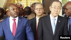 Le Président du Burundi, Pierre Nkurunziza, à gauche, et Ban Ki-moon, Secrétaire général de l'ONU de l’époque, à droite, animent une conférence de presse à Bujumbura, Burundi, 23 février 2016. 