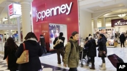 Compradores visitan una tienda J.C. Penney en Nueva York.